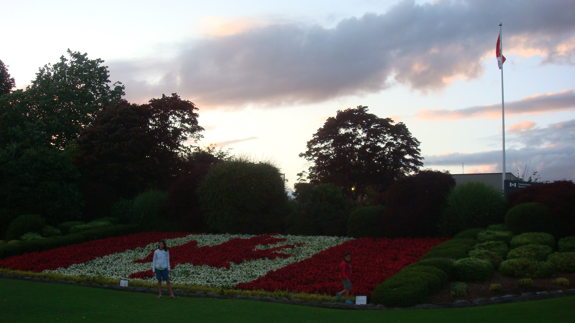 1898x1057 pixels (651K)